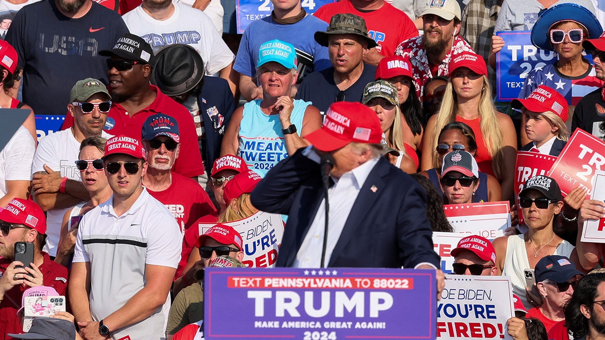 Donald Trump bereaksi setelah beberapa tembakan terdengar selama kampanye di Butler Farm Show