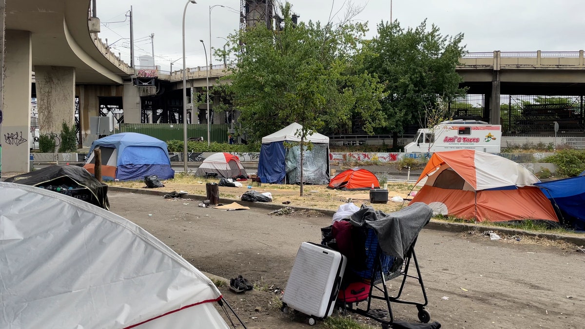 Tenda dan perlengkapan lainnya tersebar di area berumput di Portland