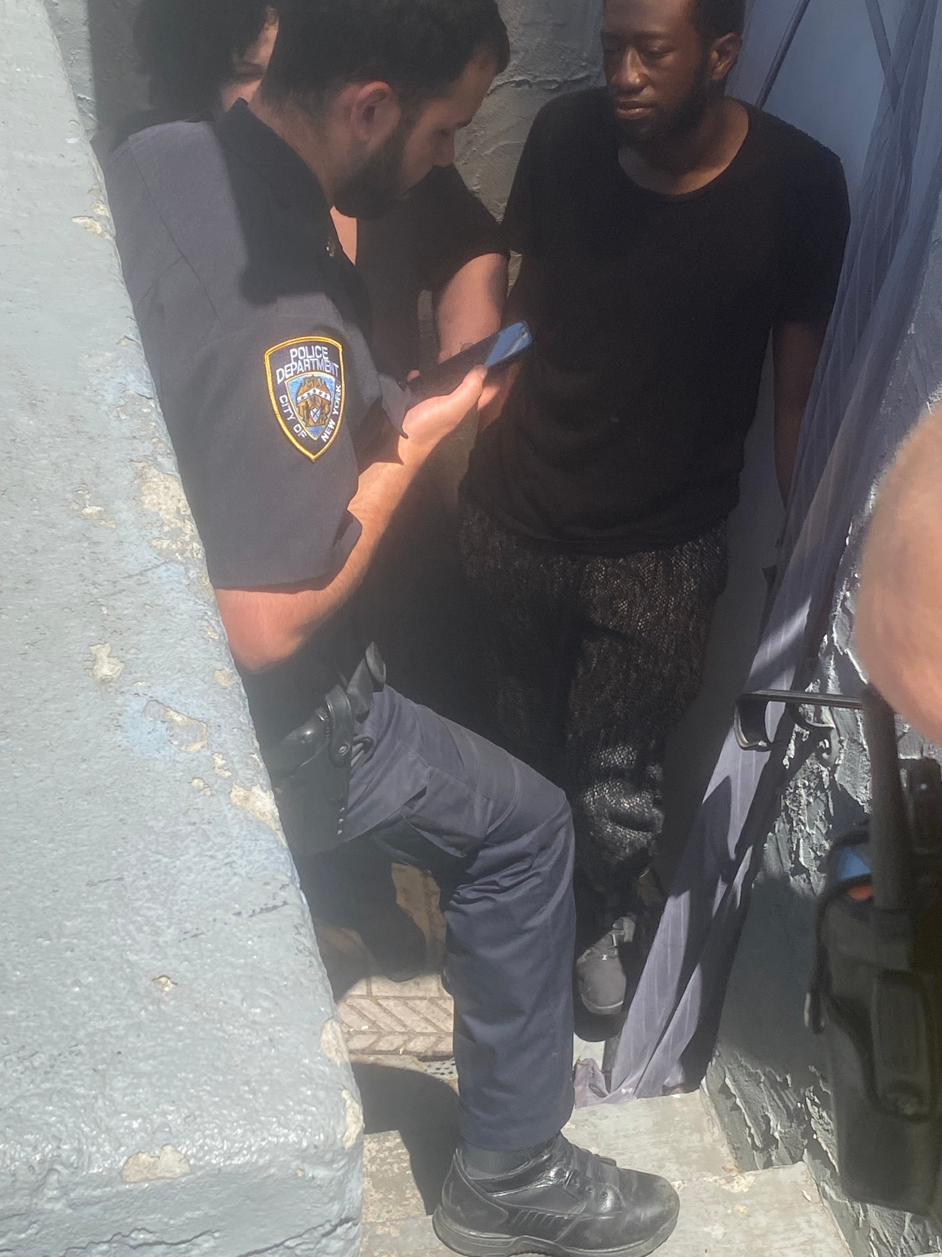 Darden telah mendokumentasikan upaya untuk mengusir tamu Airbnb-nya, yang bahkan tidak dapat dihindarkan dari NYPD.