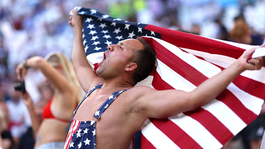 Penggemar Amerika mengibarkan bendera