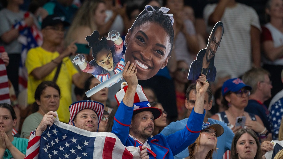 Penggemar Simone Biles bersorak