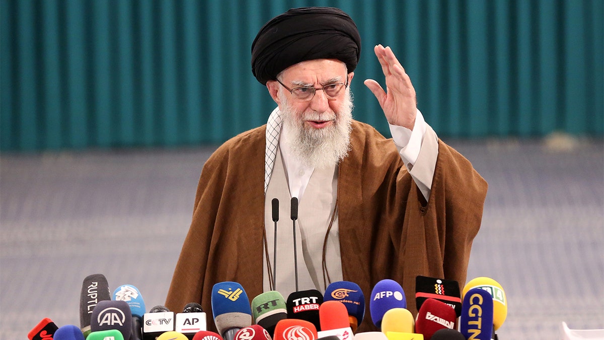 Ali Khamenei berbicara kepada wartawan.