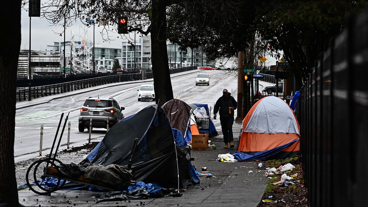 Tenda berbaris di trotoar di Portland, Oregon