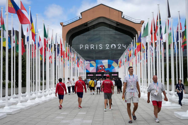 Peserta Olimpiade dan Paralimpiade Paris 2024 berjalan di depan kafetaria Desa Olimpiade di Saint-Denis, Paris utara...