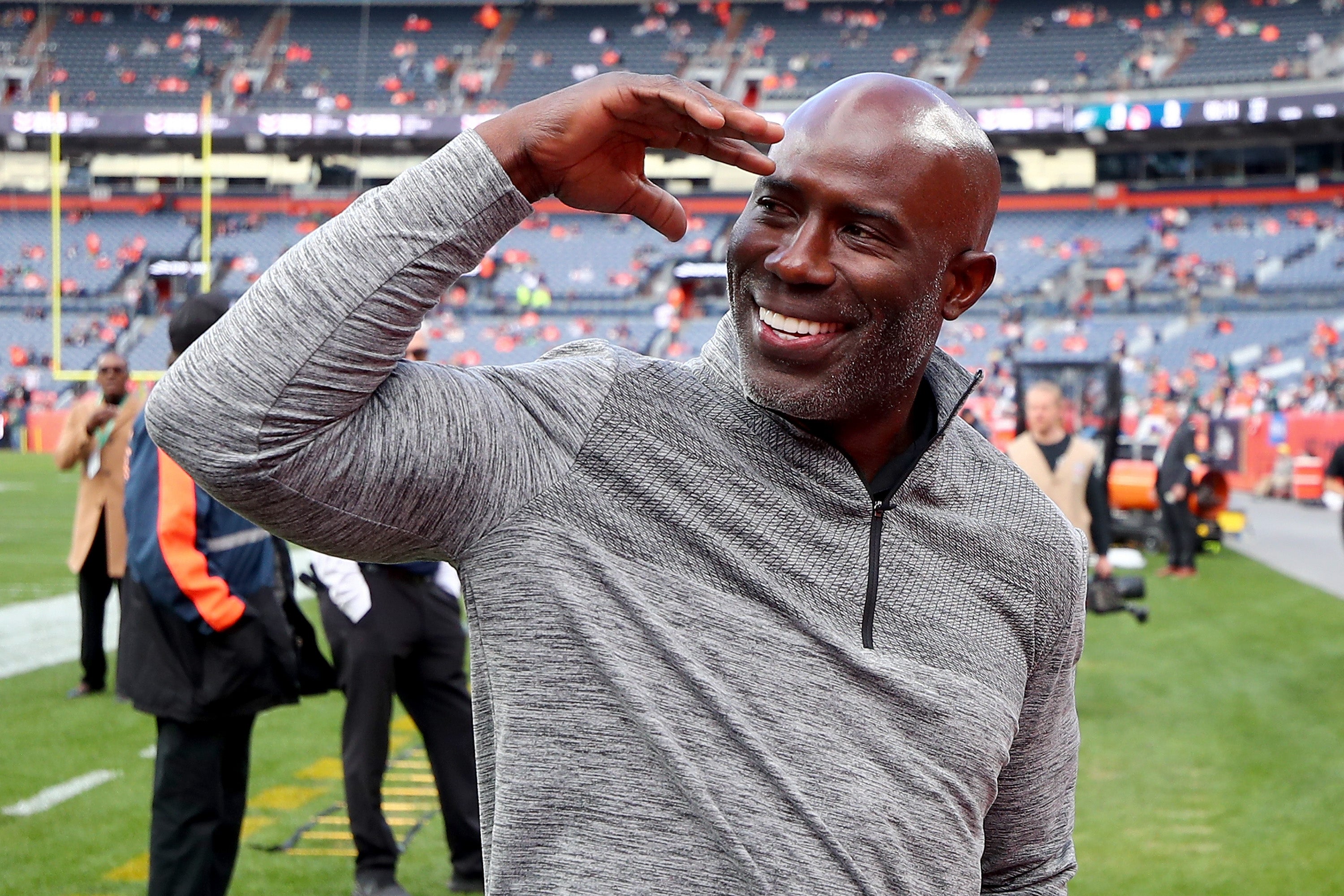 Mantan bintang Denver Broncos Terrell Davis menaiki penerbangan United Airlines pada 13 Juli setelah dia menepuk bahu seorang pramugari dan dikeluarkan dari pesawat dengan tangan diborgol.