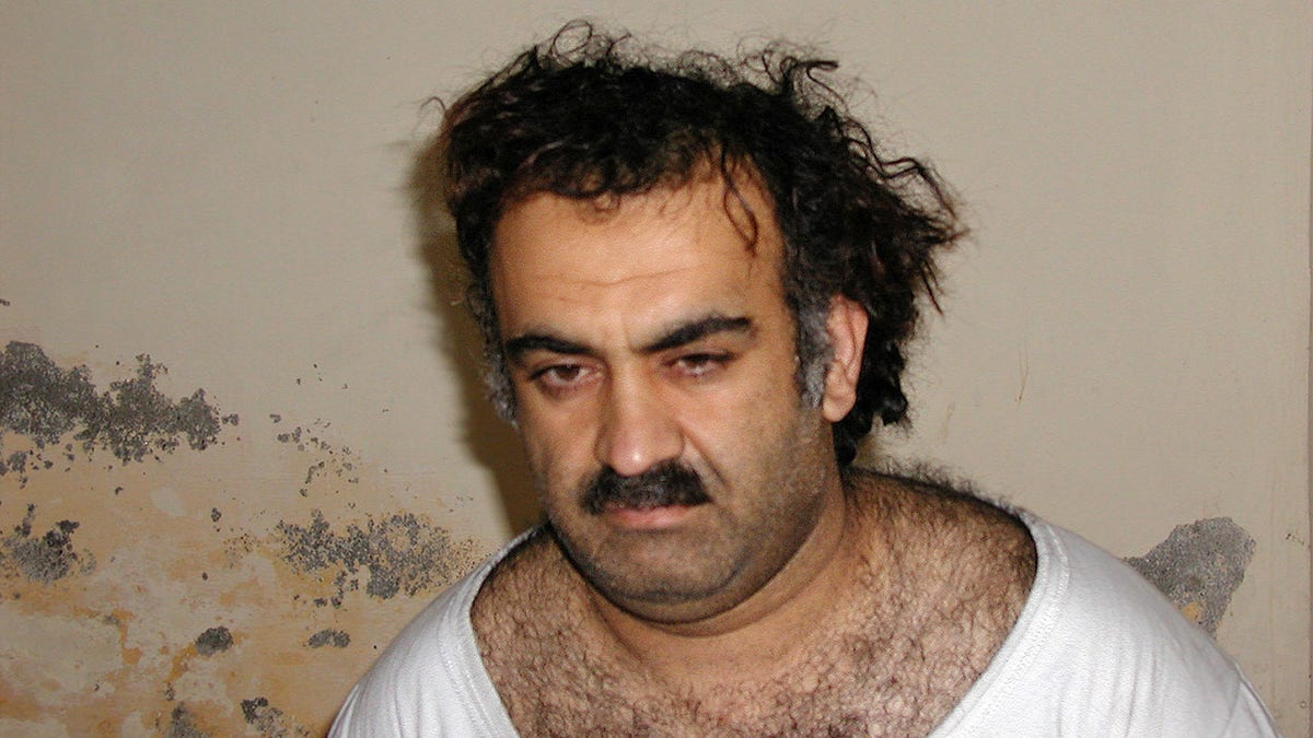 Dalam foto yang diperoleh The Associated Press ini, Khalid Sheikh Mohammed, tersangka dalang 9/11, terlihat tak lama setelah ditangkap dalam penggerebekan di Pakistan pada hari Sabtu, 11 Maret 2003.