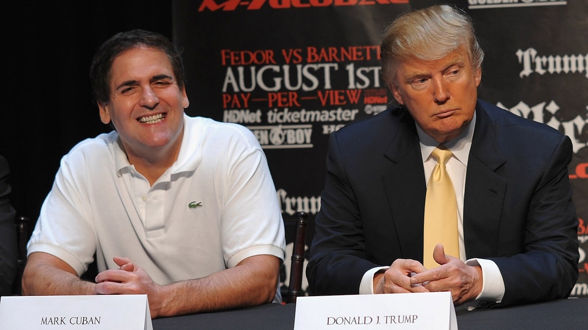 Mark Cuban dan Donald Trump pada konferensi pers