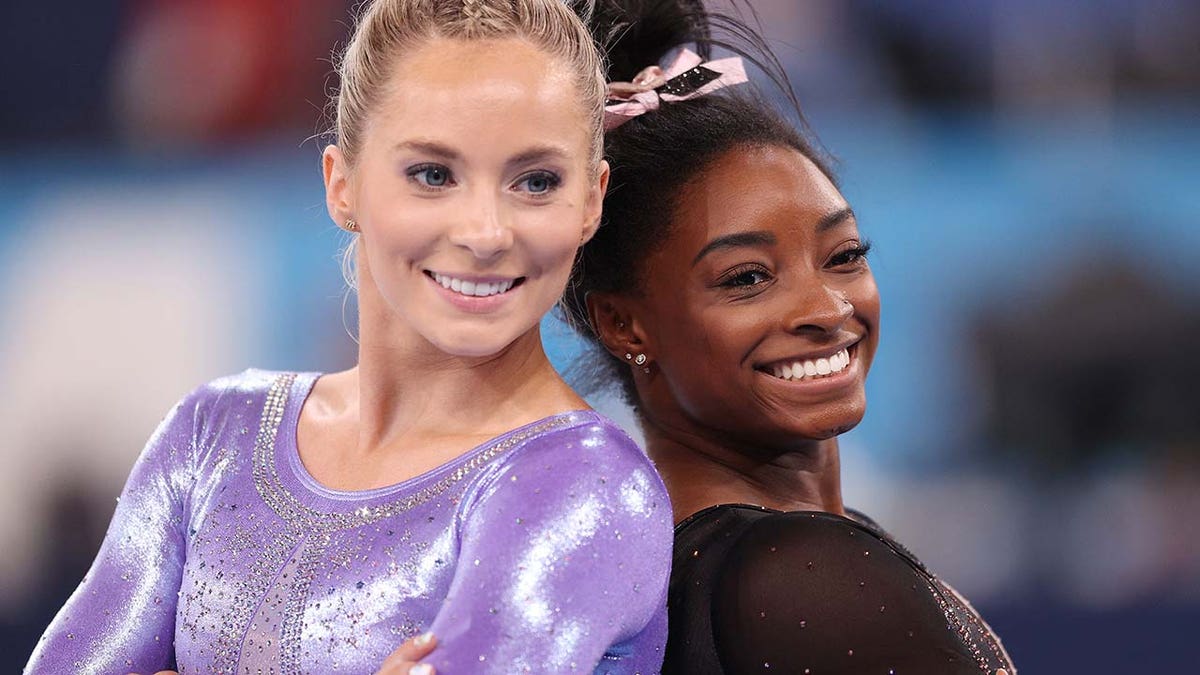 Michaela Skinner dan Simone Biles saling membelakangi