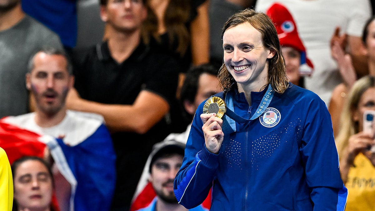 Katie Ledecky memamerkan emasnya