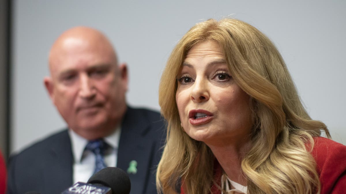 Lisa Bloom berbicara pada konferensi pers