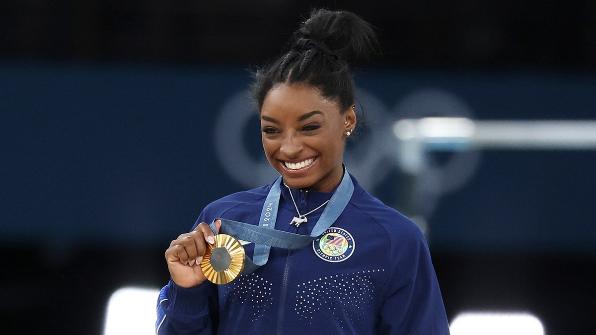 Simone Biles mempertahankan emasnya