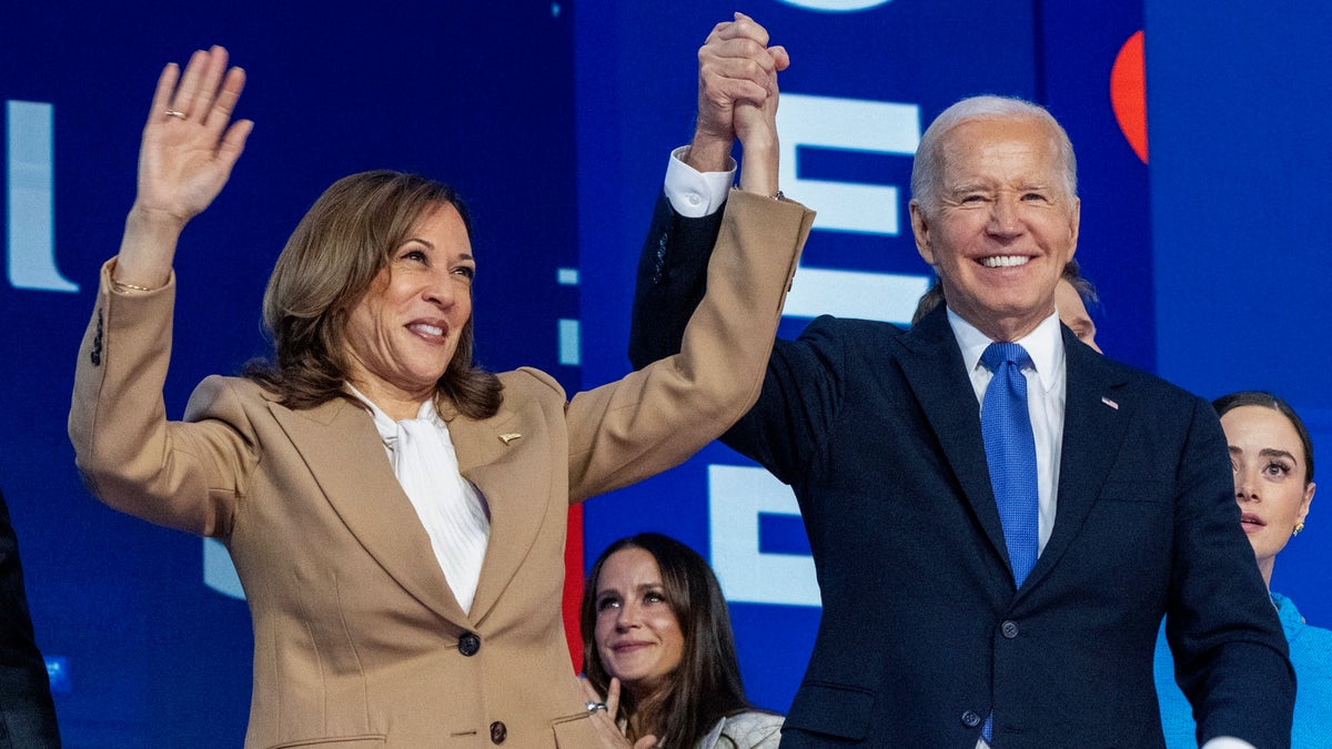 Biden dan Harris di atas panggung di DNC