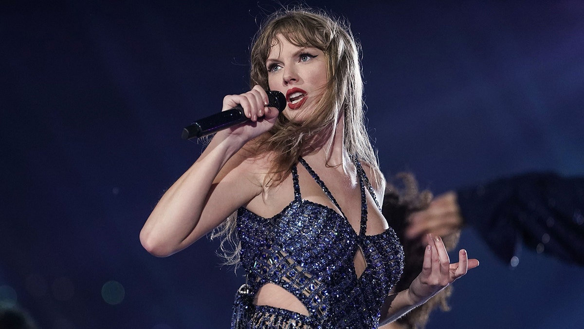 Taylor Swift tampil dalam konser