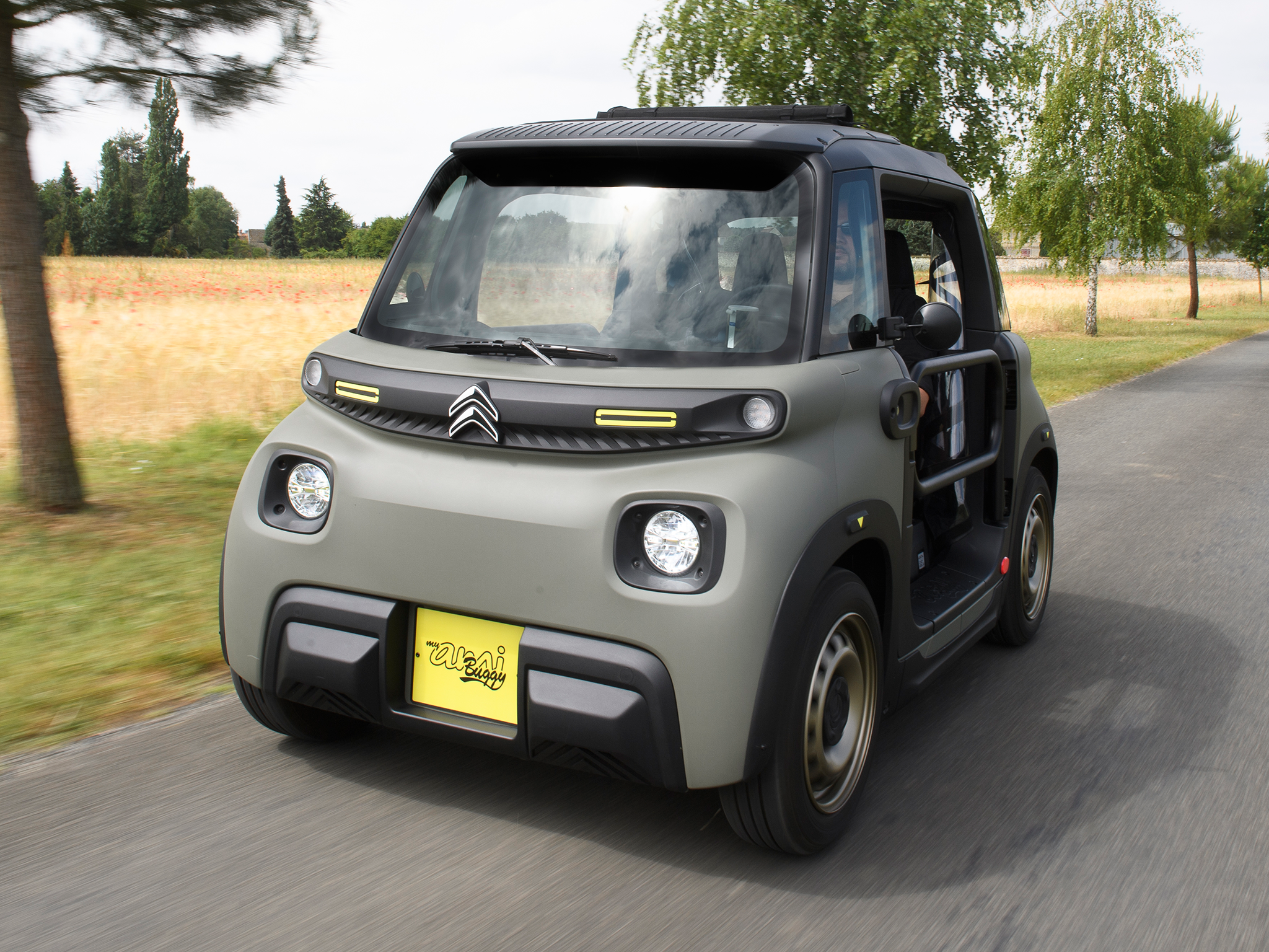 Dengan jangkauan 76 mil, Citroen My Ami Buggy II sangat ideal untuk berkendara di kota atau jalan-jalan ke pantai.