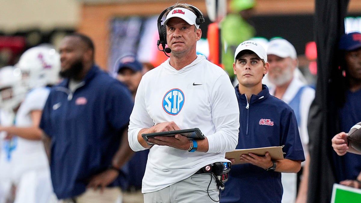 Lane Kiffin di pinggir lapangan