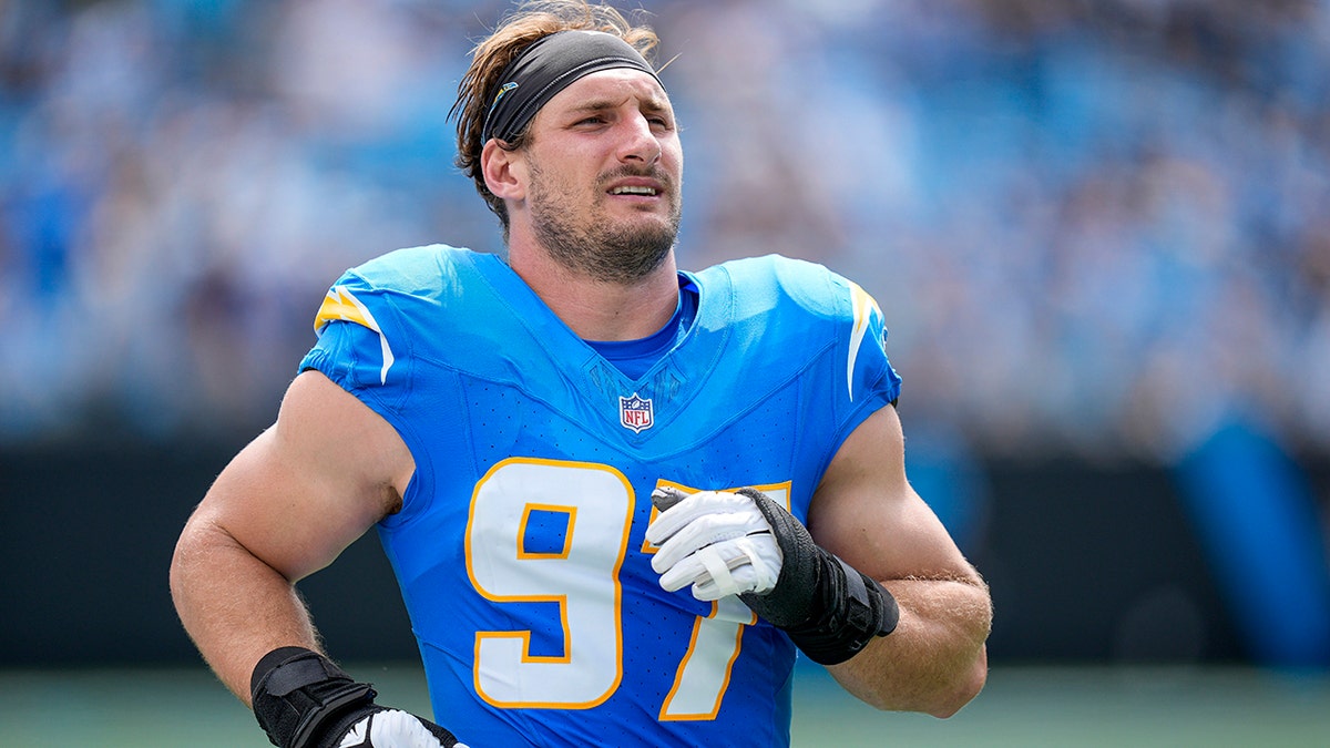 Joey Bosa berlari 