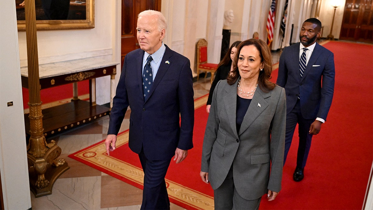 Presiden Biden dan Wakil Presiden Kamala Harris berjalan bersama di Gedung Putih