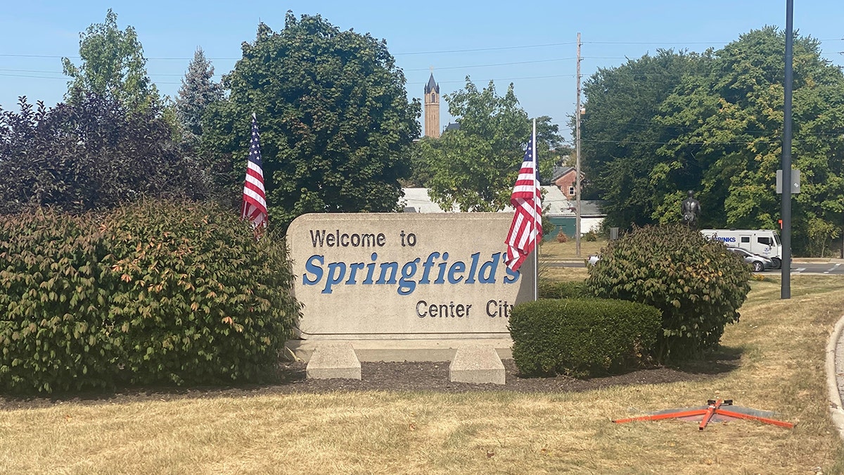 Tanda-Selamat Datang-Pengemudi-ke-Kota-Springfield,-Ohio.