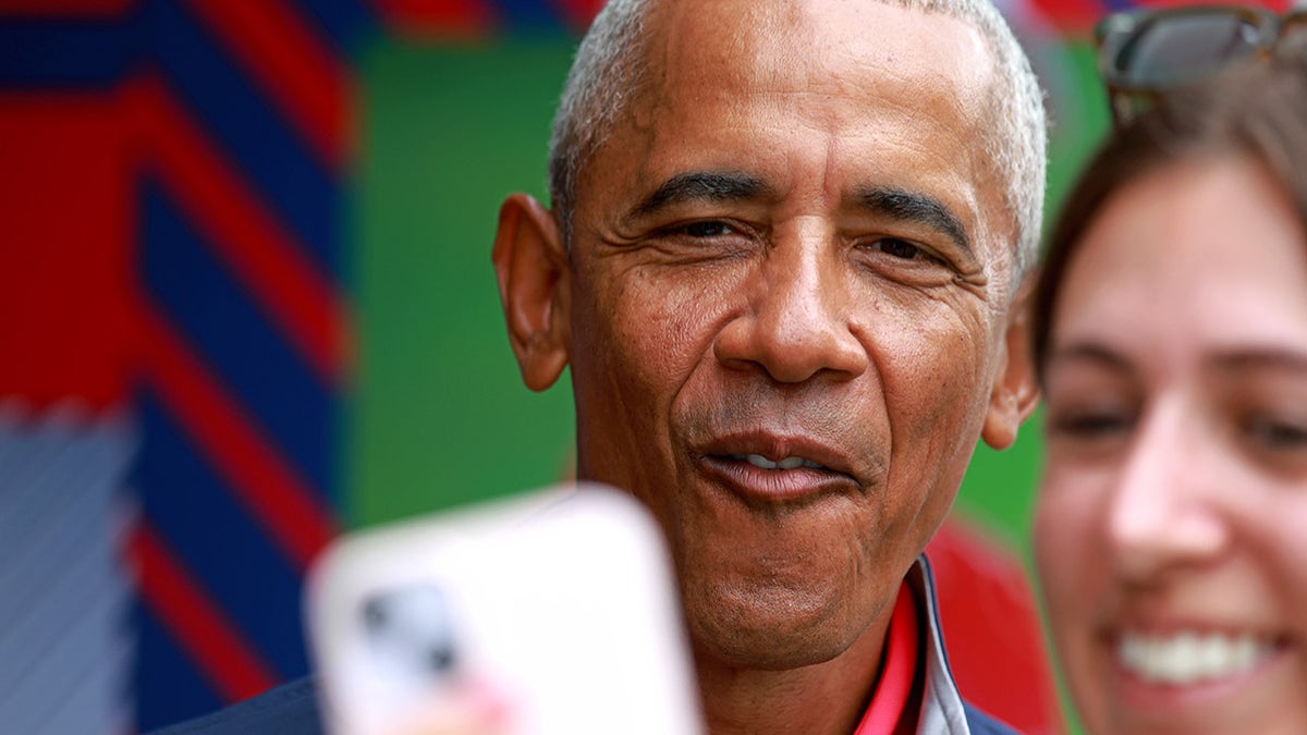 Obama berpose untuk selfie di pertandingan Virginia