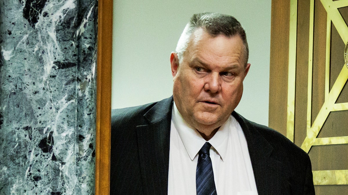 Sen. Jon Tester (D-MT) tiba bersama Menteri Keamanan Dalam Negeri Alejandro Mayorkas untuk sidang Subkomite Alokasi Senat pada Keamanan Dalam Negeri. 