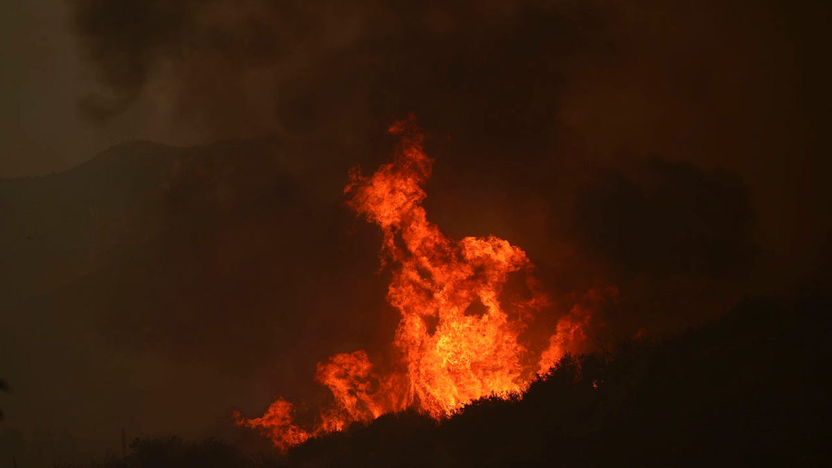 Jalur api di malam hari