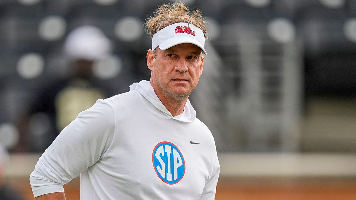 Lane Kiffin memperhatikan