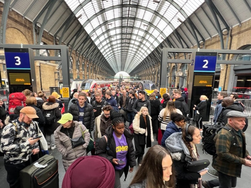 Keluarga dulu? Komuter di Stasiun London King's Cross