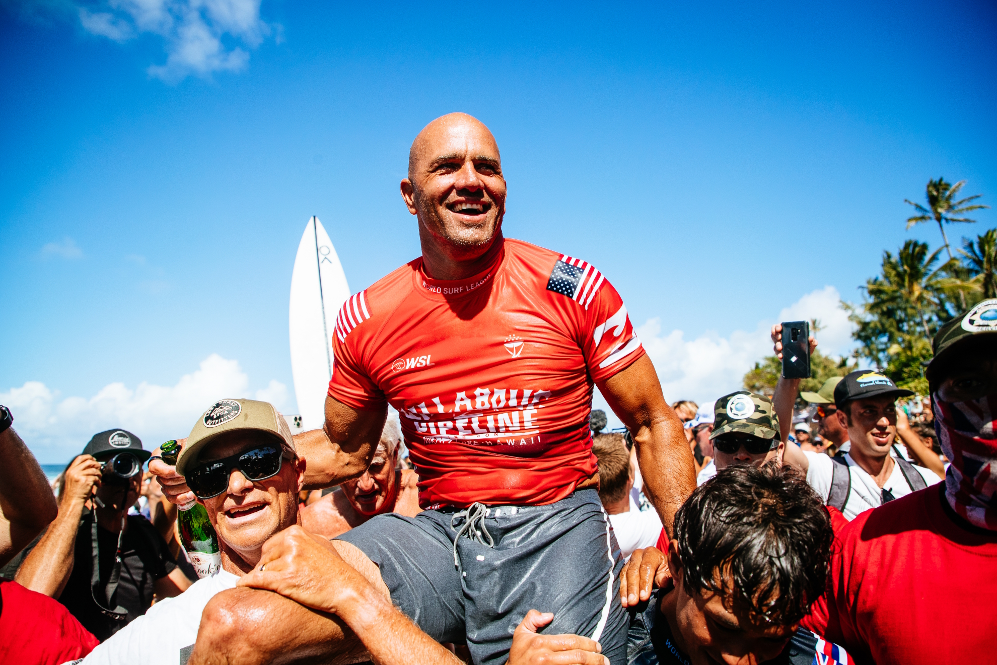 Kelly Slater merayakan kemenangan di Hawaii.