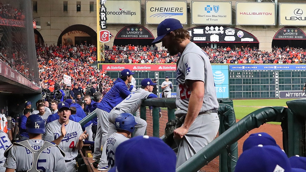 Clayton Kershaw berjalan ke ruang istirahat