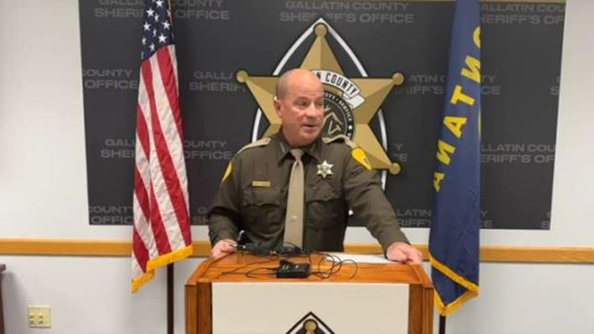 Sheriff Gallatin County Dan Springer berbicara di podium