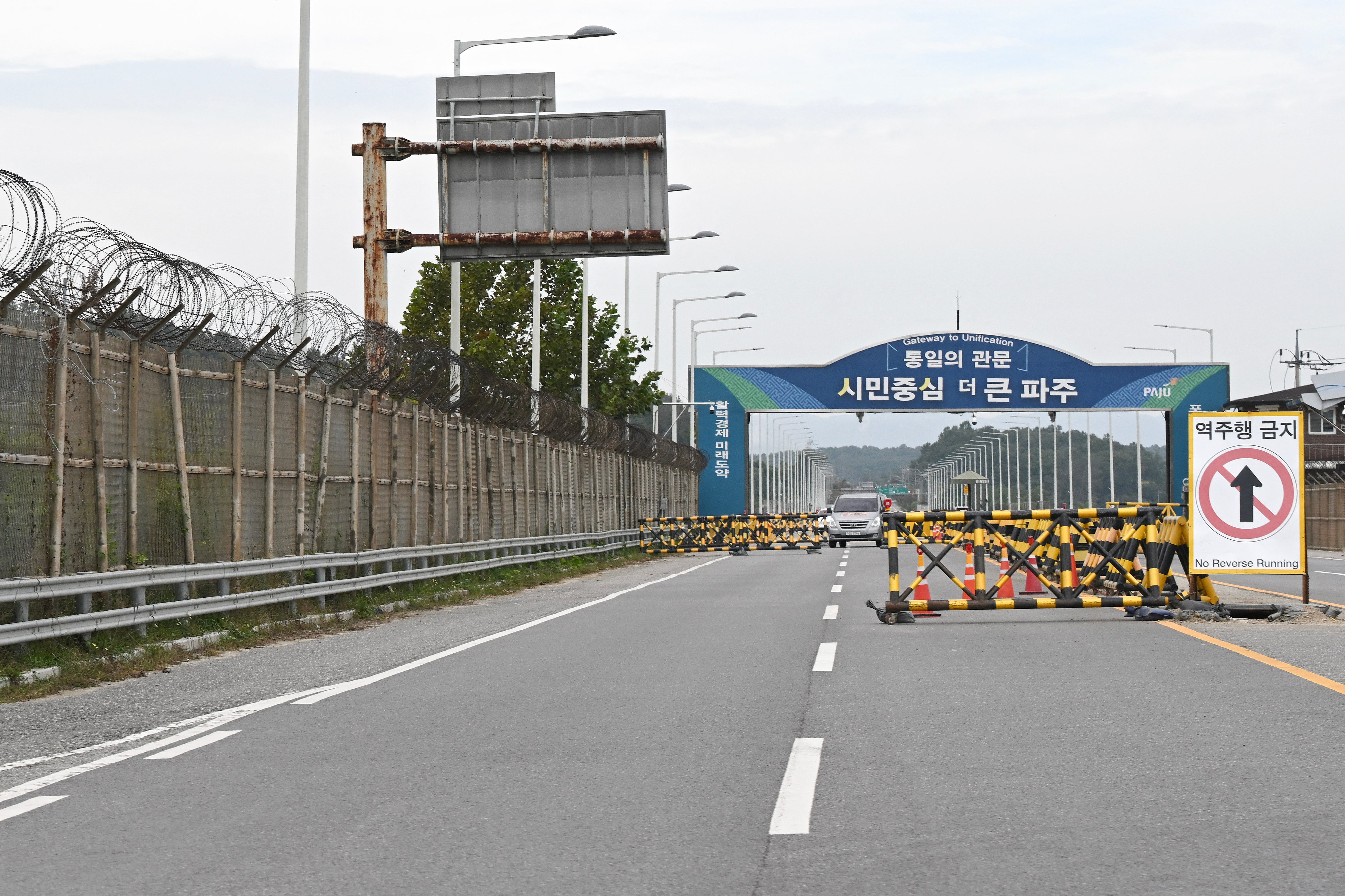 Barikade terlihat di pos pemeriksaan militer di Jembatan Tangil, jalan menuju kota Kaesong Korea Utara, di kota perbatasan Paju pada 14 Oktober.