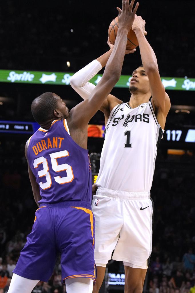 Durant mencoba mencetak tembakan Wembanyama ke gawang Suns-Spurs.