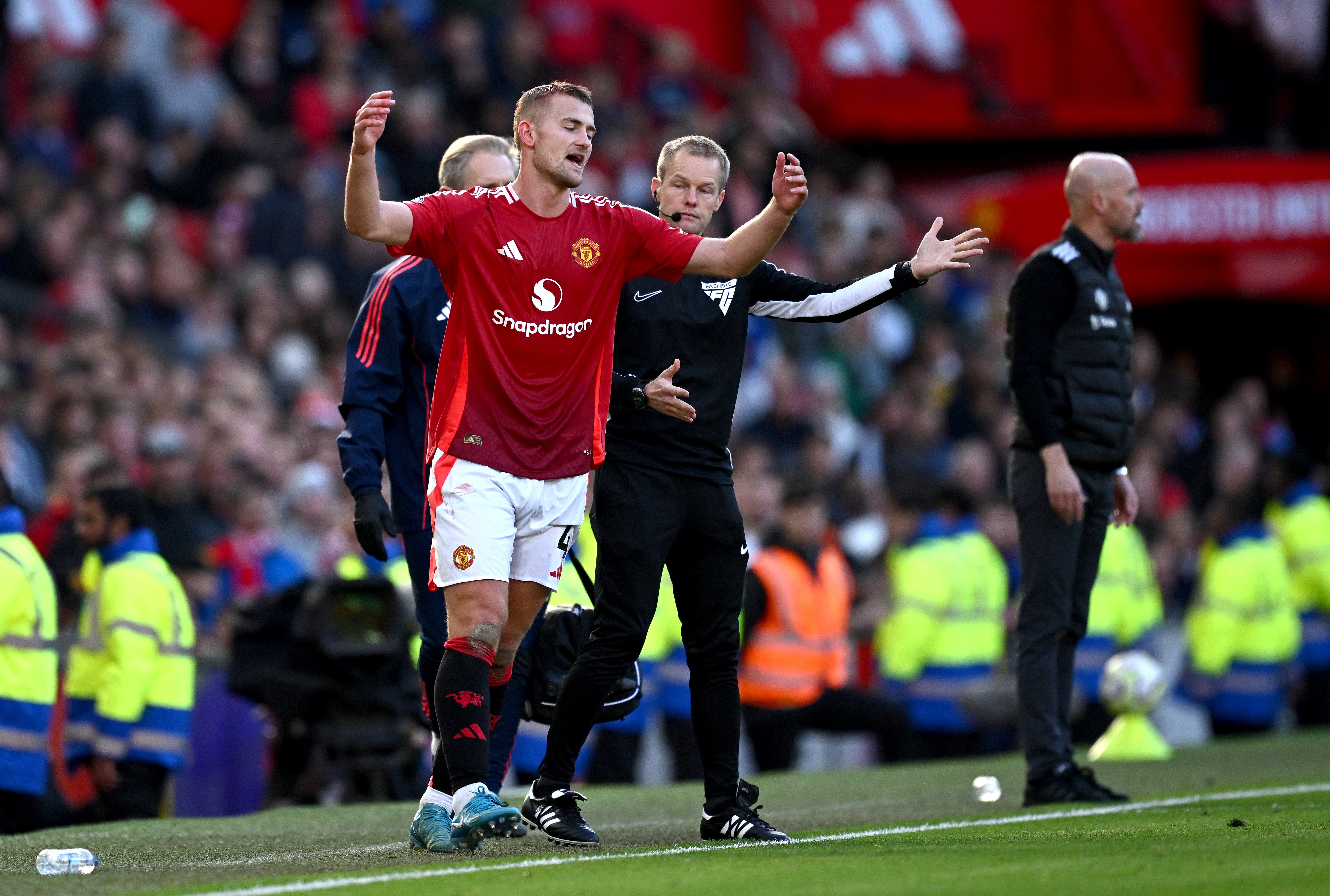 United sangat marah, dengan De Ligt keluar lapangan karena menerima tendangan sudut Brentford