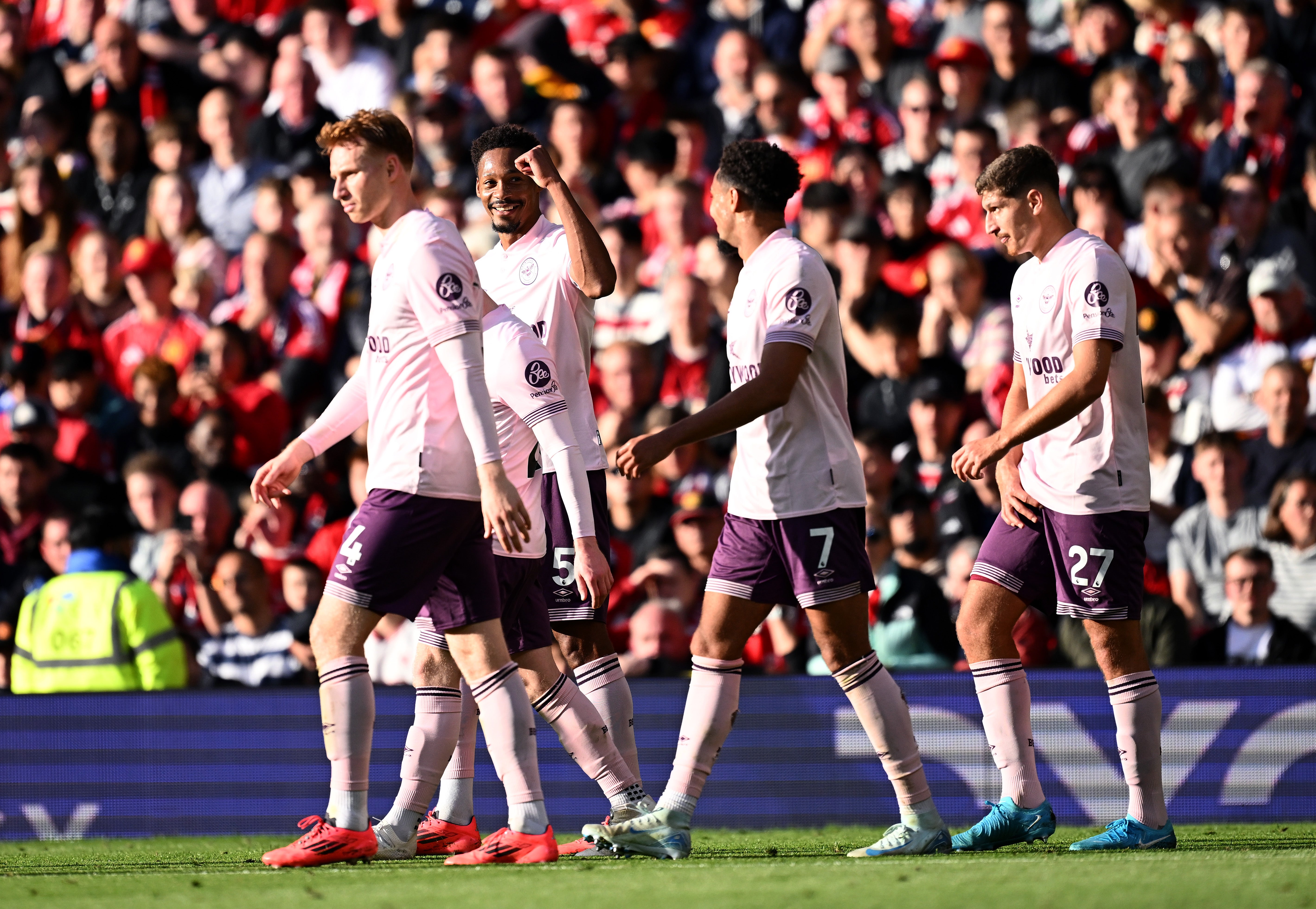 Ethan Pinnock mengejutkan Old Trafford saat Brentford memimpin