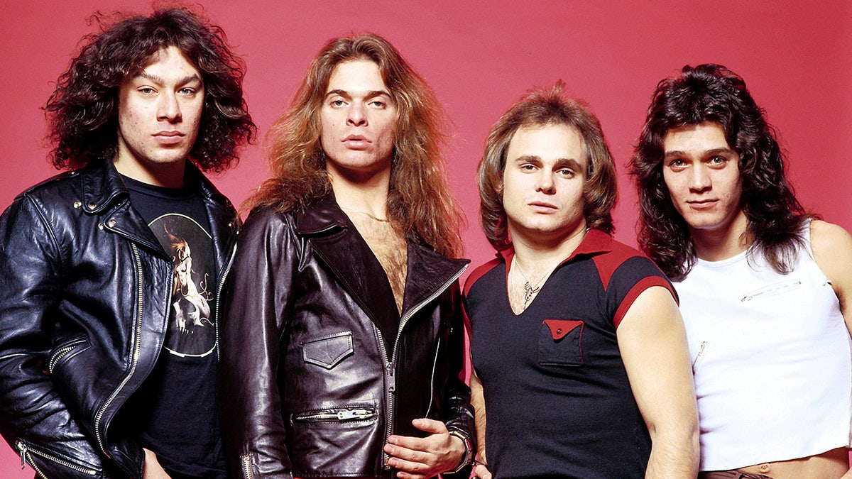 Alex Van Halen, David Lee Roth, Michael Anthony dan Eddie Van Halen berpose bersama untuk potret band Van Halen