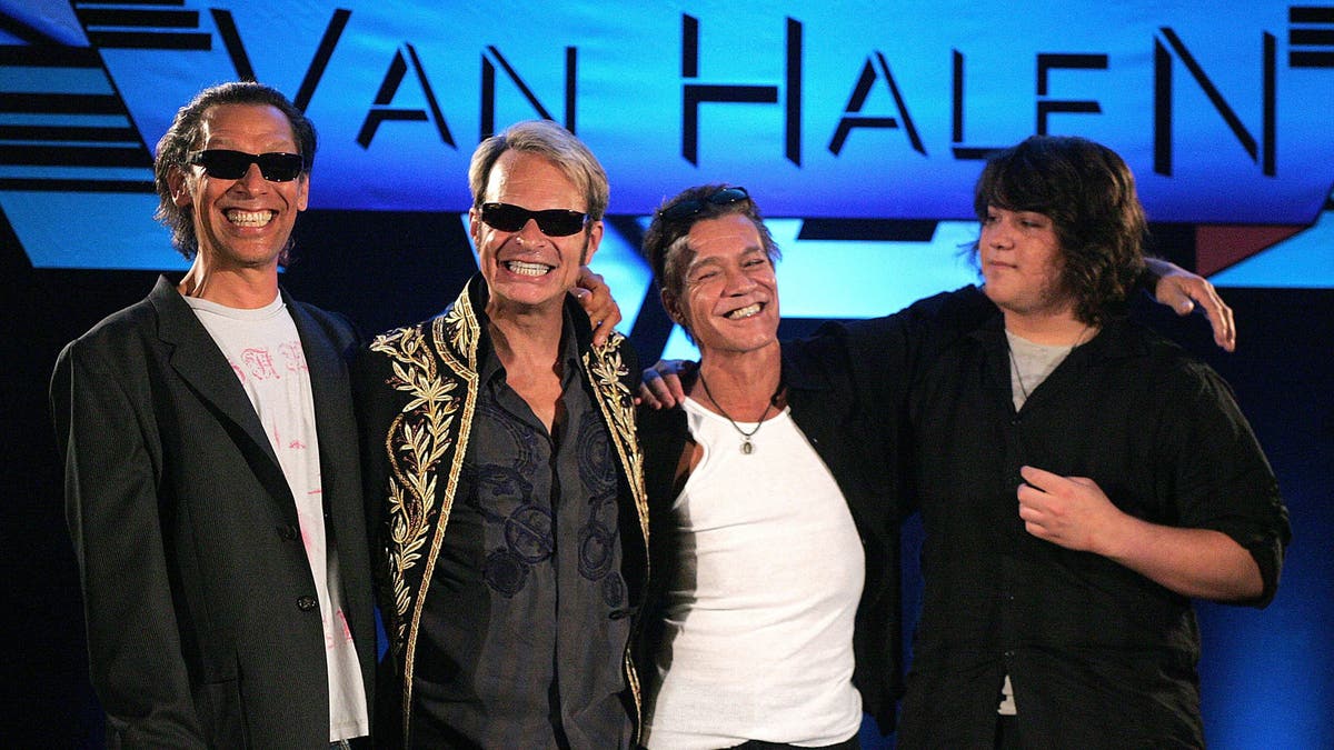 Van Halen dalam tur pada tahun 2015