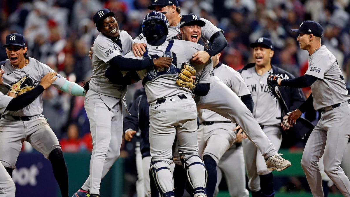 New York Yankees merayakannya setelah mengalahkan Cleveland Guardians di game kelima ALCS untuk playoff MLB 2024 di Progressive Field. Kredit wajib: Gambar Scott Galvin-Imagne