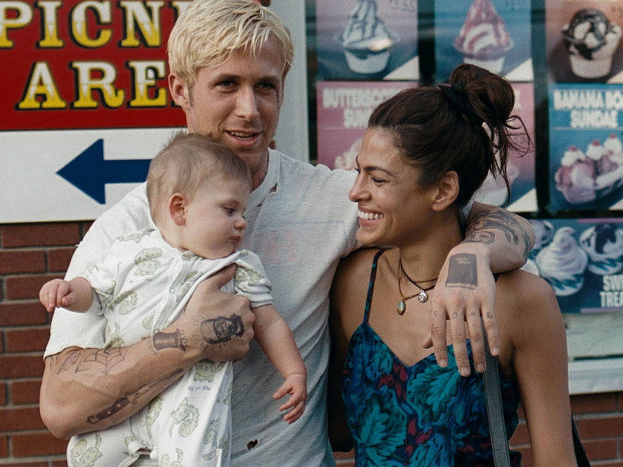 Ryan Gosling (dan bayi) bersama Eva Mendes di 'The Place Beyond the Pines'