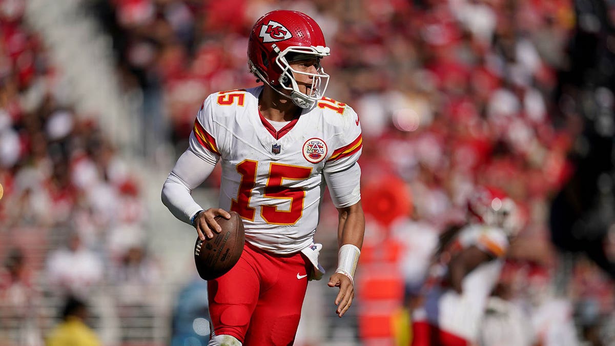 Patrick Mahomes berlari