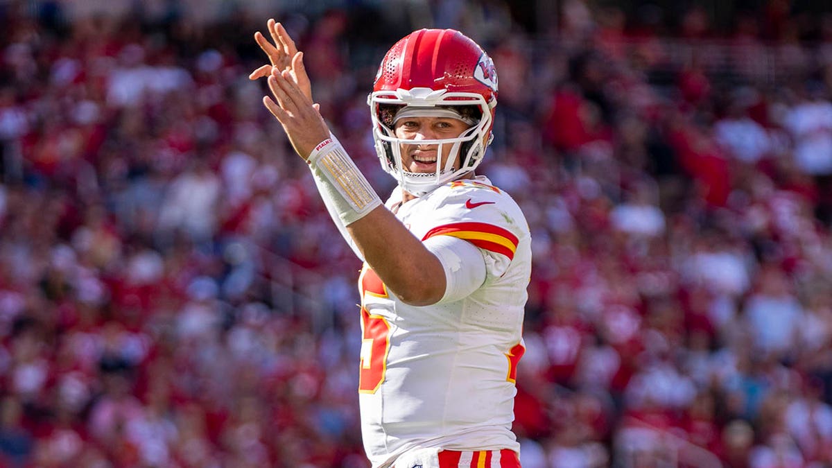 Patrick Mahomes memberi isyarat untuk mendarat