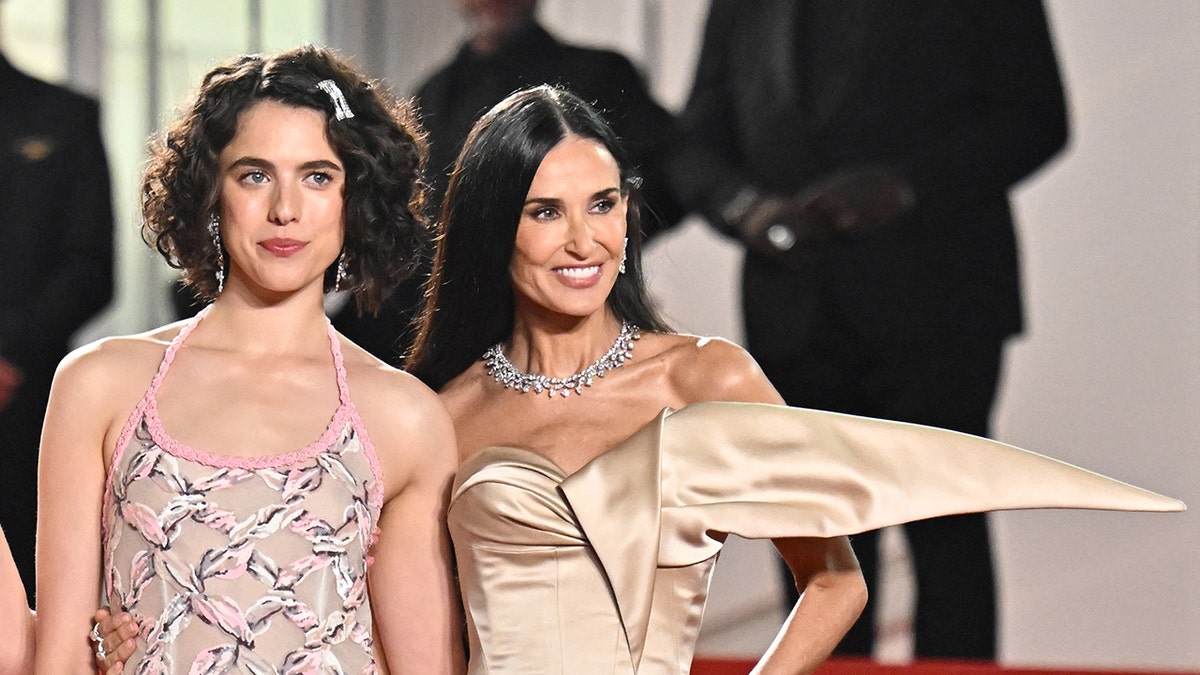 Margaret Qualley dan Demi Moore berpose bersama di karpet merah Cannes