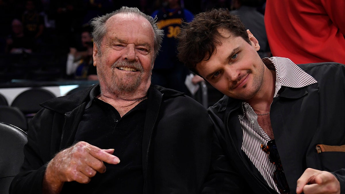 Jack Nicholson duduk bersama putranya Ray Nicholson di pertandingan Lakers.