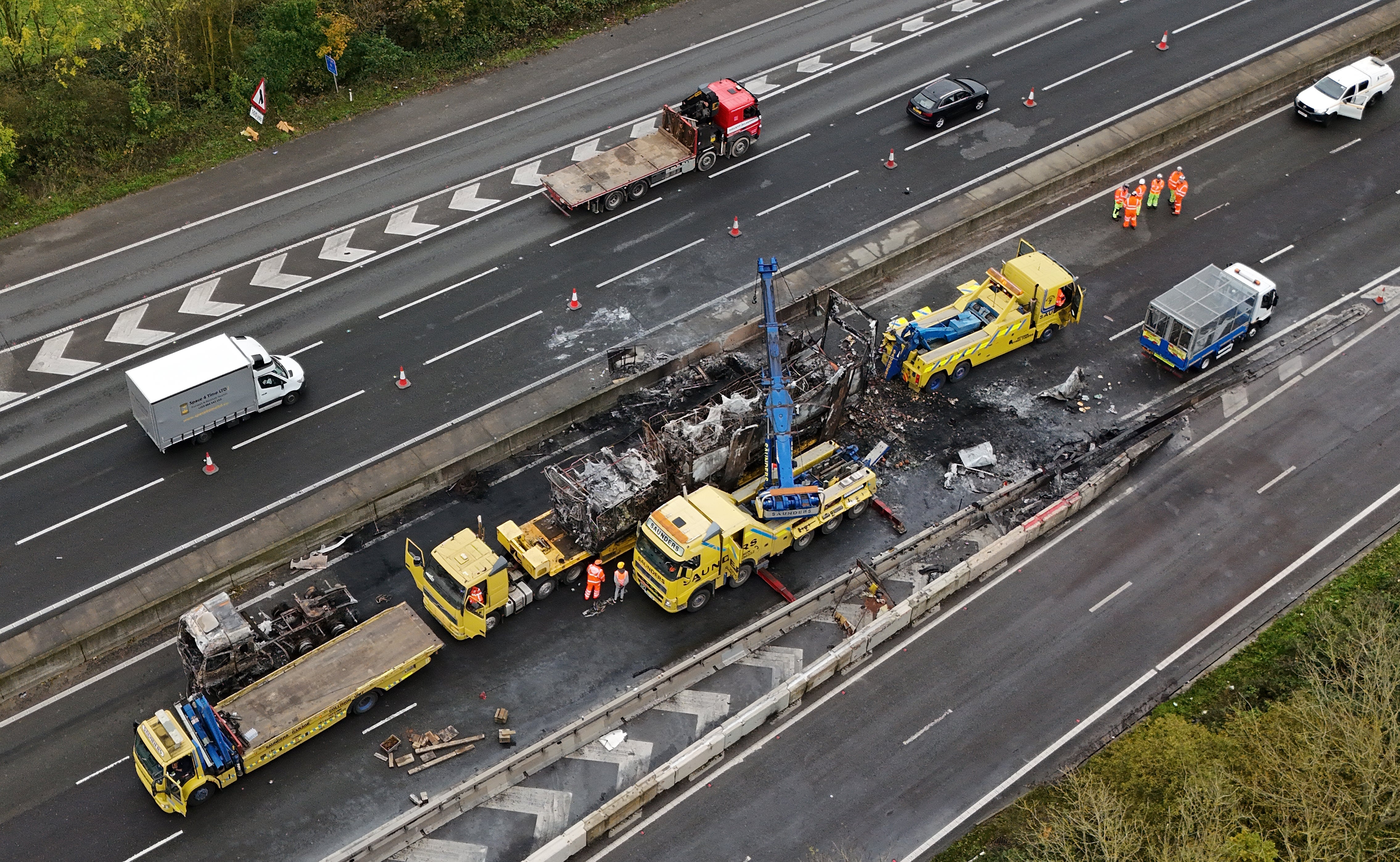 Layanan pemulihan di lokasi kejadian di jalan raya M25 antara Persimpangan 5 di Kent dan Persimpangan 6 di Surrey setelah kebakaran truk