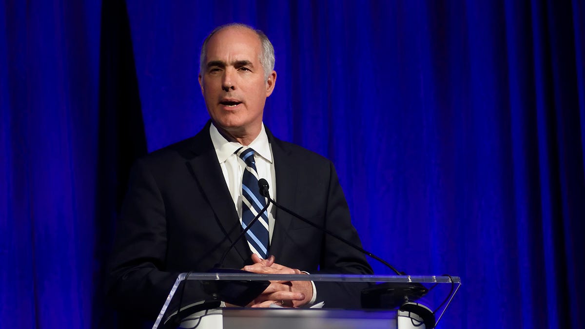 Senator Bob Casey berbicara dalam sebuah acara