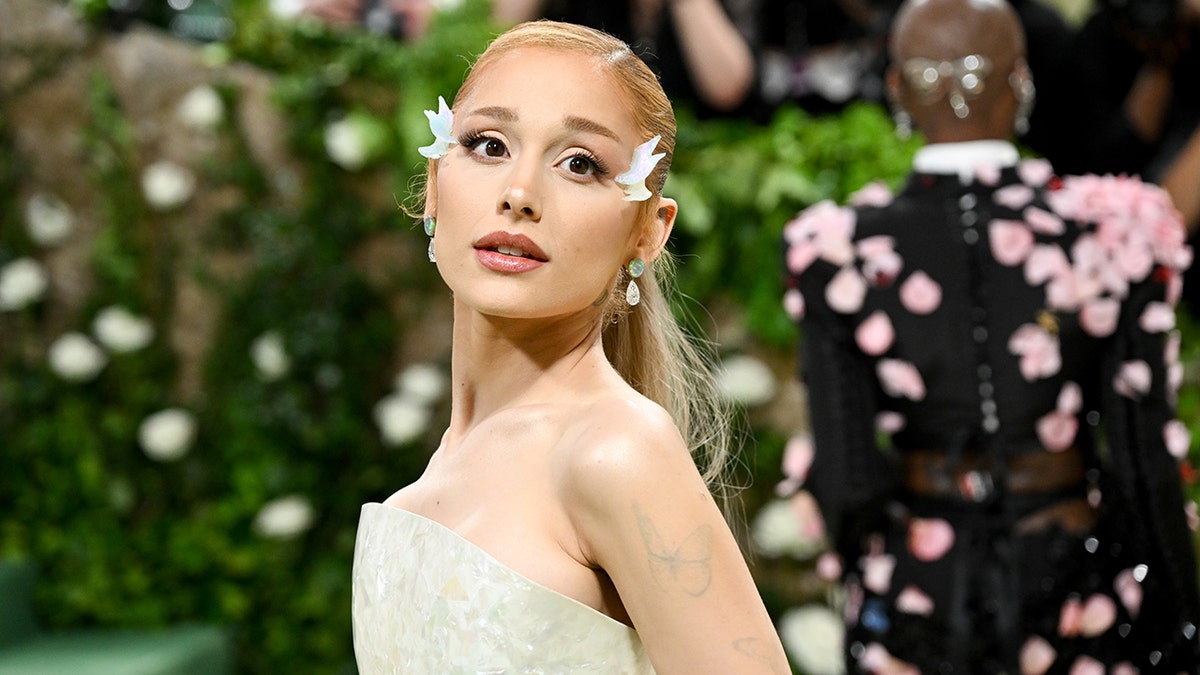 Ariana Grande tampil di atas karpet Met Gala dengan gaun strapless