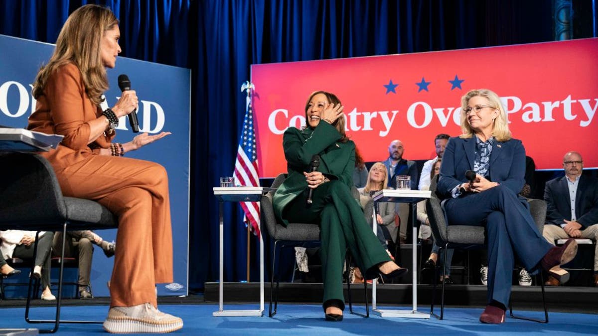 Wakil Presiden Kamala Harris duduk bersama mantan Perwakilan AS Liz Cheney (R-WY) di balai kota bersama Maria Shriver di Royal Oak Music Theatre pada 21 Oktober 2024 di Royal Oak, Michigan, AS. (Foto oleh Sarah Rice/Getty Images)