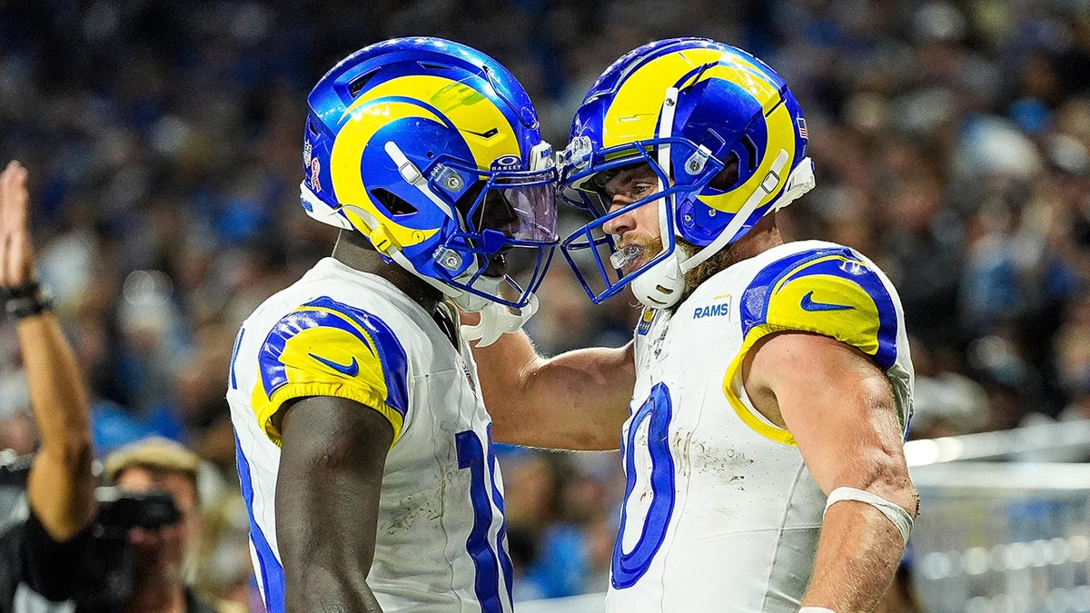 Cooper Kupp merayakan touchdown dengan Tyler Johnson