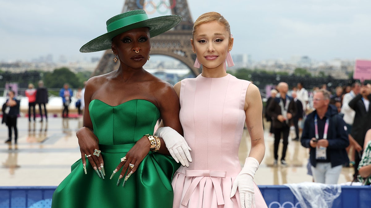 Cynthia Erivo dan Ariana Grande berpose di depan Menara Eiffel