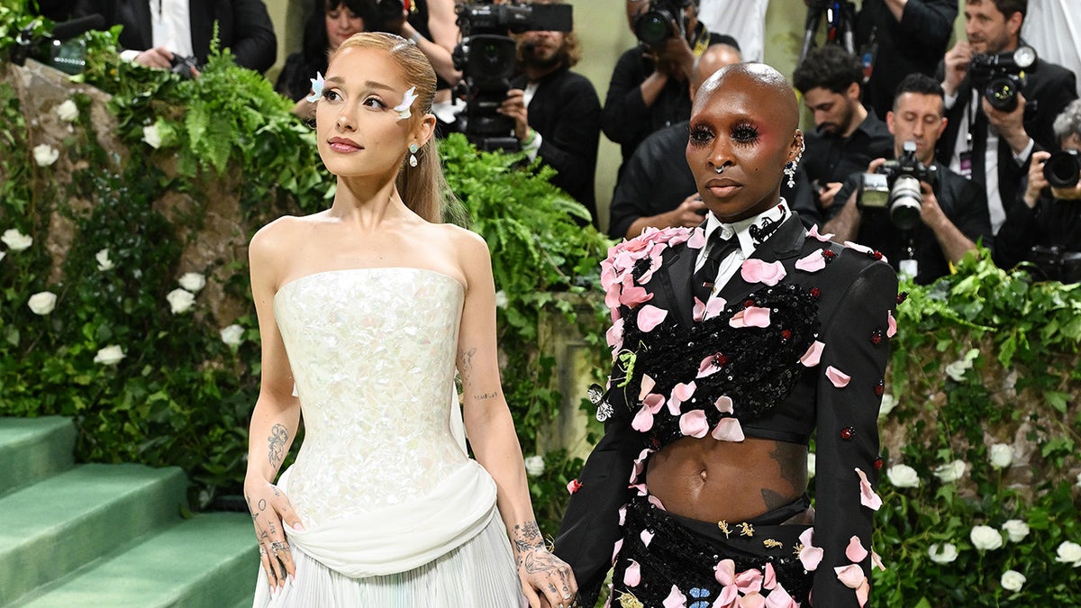 Ariana Grande dan Cynthia Erivo berpegangan tangan di tangga Met Gala