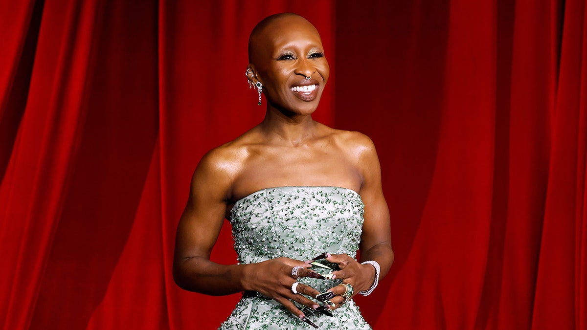 Cynthia Erivo tersenyum dalam balutan gaun strapless berwarna hijau muda